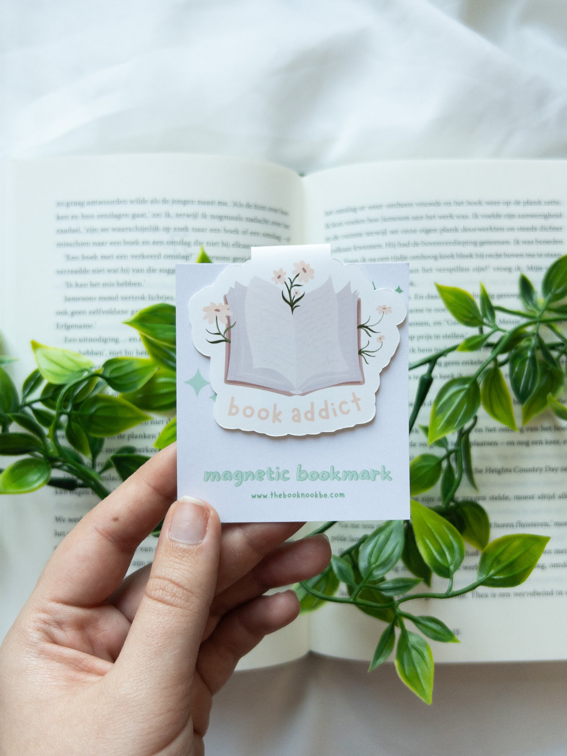 Bookmark met boek met bloemen